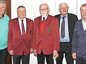 Dieter Altmann und Gerhard Hoffmann wurden für 65-jährige Sängertätigkeit ausgezeichnet. Unser Bild zeigt (von links) Vorsitzenden Reinhard Conradi, Dieter Altmann, Gerhard Hoffmann, den Vorsitzenden der Sängergruppe Frankenwald Friedrich Fricke u...