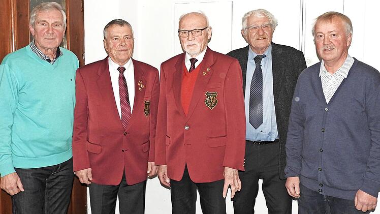 Dieter Altmann und Gerhard Hoffmann wurden für 65-jährige Sängertätigkeit ausgezeichnet. Unser Bild zeigt (von links) Vorsitzenden Reinhard Conradi, Dieter Altmann, Gerhard Hoffmann, den Vorsitzenden der Sängergruppe Frankenwald Friedrich Fricke u...
