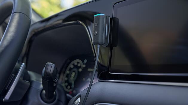 Echo Auto aus der Amazon Echo-Serie hält dir beim Fahren die Hände frei.