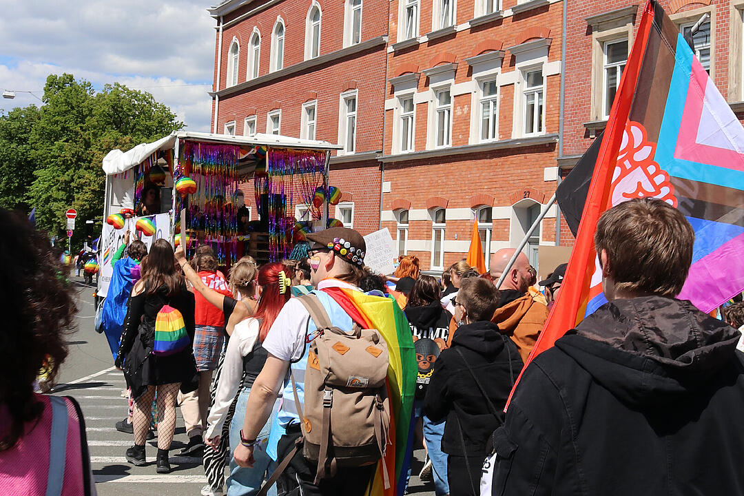 Mit über 1000 Besuchern ist der Hofer Christopher Street Day 2025 ein voller Erfolg gewesen. Das sind unsere Highlights gewesen.