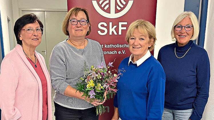 SkF-Vorsitzende Elisabeth Schmidt (Zweite v. re.), ihre Stellvertreterin Angelika Woll (re.) sowie Vorstandsmitglied Christina Beranek (li.) gratulierten Susanne Daum (Zweite v. li.) zum 30. Dienstjubil&auml;um.Heike Sch&uuml;lein
