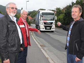 Sie hoffen, dass die Ortsumgehung doch bald realisiert wird (von links): Werner Hempfling, Roland Pompe und Christian Zeuss. Foto: Veronika Schadeck