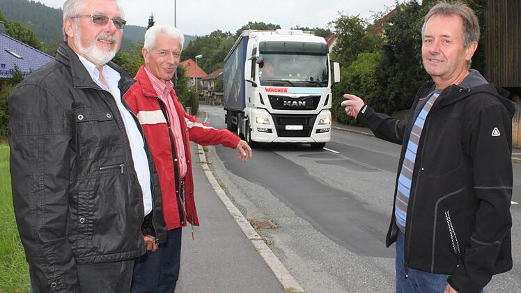 Sie hoffen, dass die Ortsumgehung doch bald realisiert wird (von links): Werner Hempfling, Roland Pompe und Christian Zeuss. Foto: Veronika Schadeck