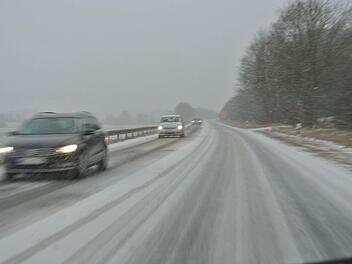 Gut reagiert haben die meisten Autofahrer im Landkreis Haßberge auf den Wintereinbruch. Der Verkehr auf den Straßen lief flüssig - im Gegensatz zu dem auf den Autobahnen.