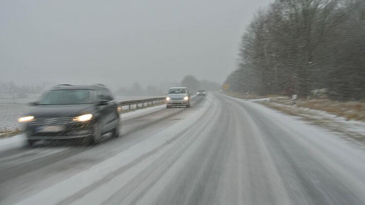 Gut reagiert haben die meisten Autofahrer im Landkreis Haßberge auf den Wintereinbruch. Der Verkehr auf den Straßen lief flüssig - im Gegensatz zu dem auf den Autobahnen.