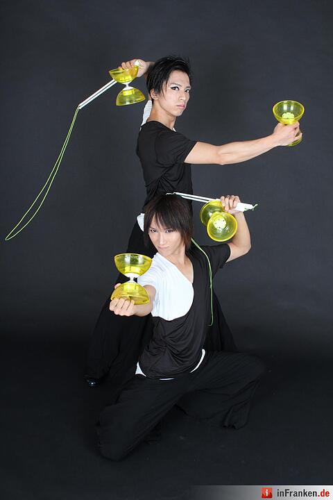 Radiant aus Japan spielen Diablo, unterstützt durch Tanz und Eleganz.