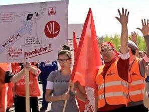Knapp 150 Arbeiter der Firma Kaeser zogen gestern für eine Lohnerhöhung von fünf Prozent vors Werkstor. Foto: Fenna Kreuz