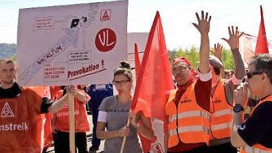 Knapp 150 Arbeiter der Firma Kaeser zogen gestern für eine Lohnerhöhung von fünf Prozent vors Werkstor. Foto: Fenna Kreuz