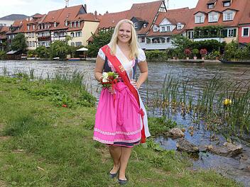 Mit Schärpe und Siegersträußchen: Sarah Folger repräsentiert am Donnerstag die Bamberger Sandkirchweih 2016.Foto: RiegerPress