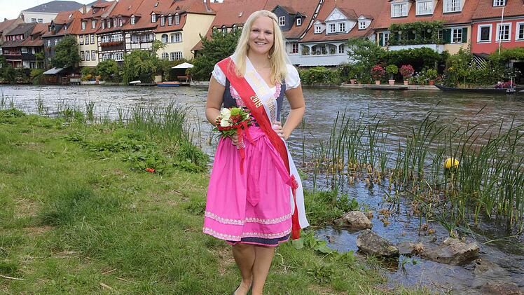 Mit Schärpe und Siegersträußchen: Sarah Folger repräsentiert am Donnerstag die Bamberger Sandkirchweih 2016.Foto: RiegerPress
