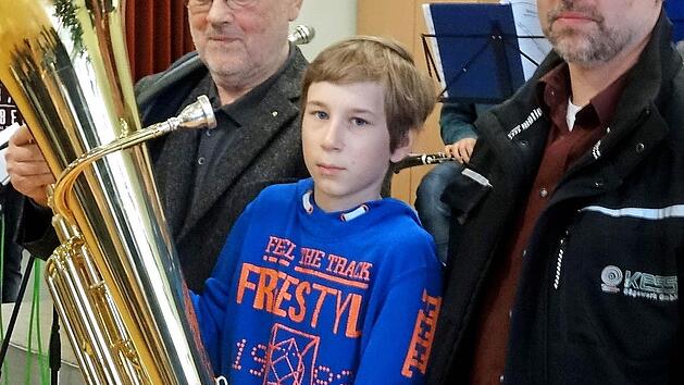 Armin Weidenthaler vom Lionsclub, Leon Hluchy mit der neuen Tuba, Christian Gabel vom Gebr. Keß Sägewerk.  Foto: Matthias Luther