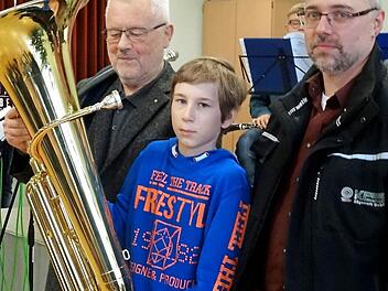 Armin Weidenthaler vom Lionsclub, Leon Hluchy mit der neuen Tuba, Christian Gabel vom Gebr. Ke&szlig; S&auml;gewerk.  Foto: Matthias Luther