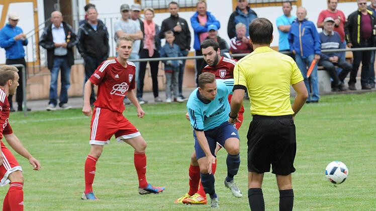 Erneut nicht zu stoppen war der FC Westheim (blaues Trikot), diesmal vom SV Morlesau/Windheim. Foto: ssp