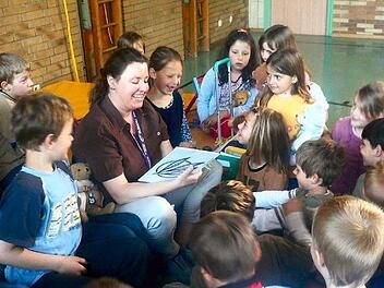 Heike Schütz beim Vorlesen in der Schule. Foto: Petra Malbrich