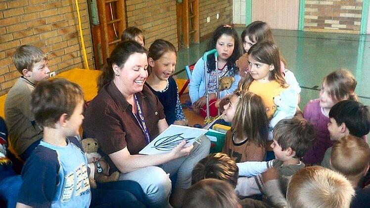 Heike Schütz beim Vorlesen in der Schule. Foto: Petra Malbrich