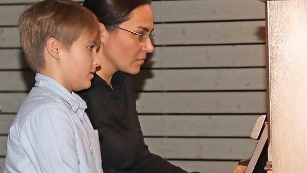 Artur Menneke glänzte mit seiner Mutter am Klavier mit einer vierhändigen Sonate von Diabelli.
