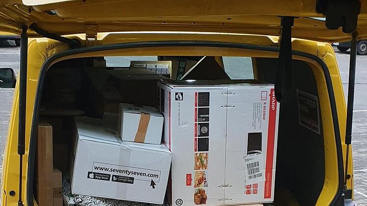 Alles voll: In den Auslieferautos findet sich derzeit kaum ein freies Pl&auml;tzchen. Foto: Marcus Leitner