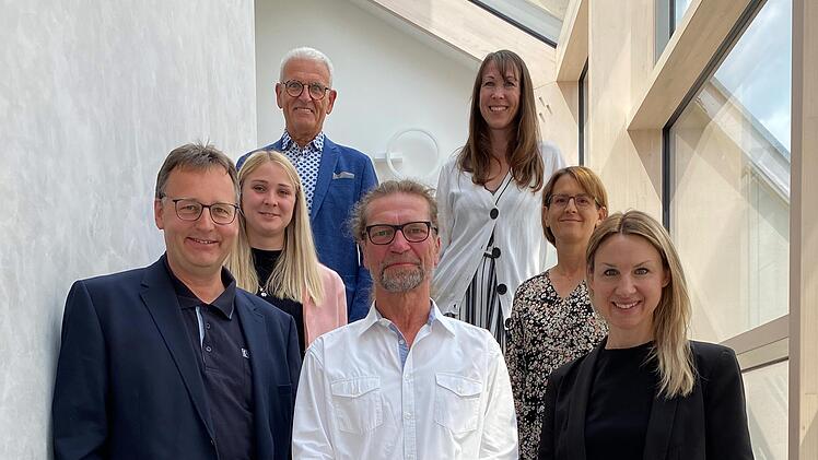 Unser Foto zeigt die Organisatoren und Referenten (vorne, von links): Volker Elsner (Referent "Fachkräfte gewinnen, Fachkräfte binden"), Steffen Wentrock (Referent "Gesunderhaltung"), Christina Bräutigam (Referentin "Was braucht die Generation Z")...
