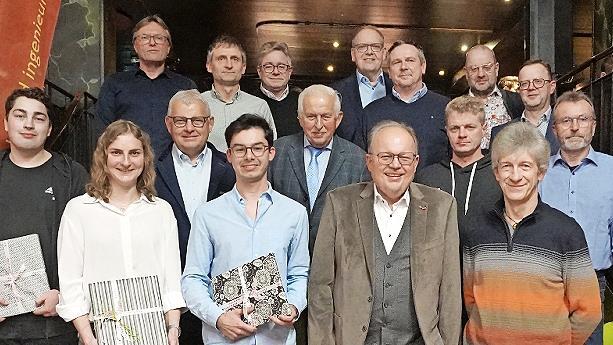 Geschäftsführung und Prokuristen gratulierten Tobias Süppel, Eva Wagner und Alexander Baier zu ihren bestanden Abschlüssen zum Bachelor of Engineering sowie zur Kammersiegerin 2024 der HWK für Oberfranken im Beruf Beton- und Stahlbetonbauerin. Wei...