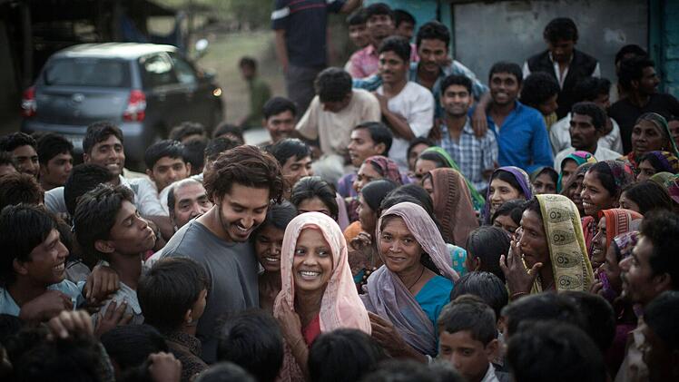 Die Freude in seinem Heimatst&auml;dtchen ist unbeschreiblich, als Saroo (Dev Patel) nach einem Vierteljahrhundert seine wahre Familie wiederfindet.