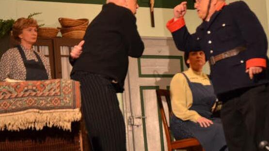 Übelste Beschimpfungen muss sich gerade Gendarm Georg Gänswein (Hans Schrepfer) anhören, der daraufhin Hannes (Hans Richter) mit einem Nachspiel droht. Mit im Bild (von links): Andrine (Christine Böhm) und Maich (Ulrike Richter). Foto: K.-H. Hofmann