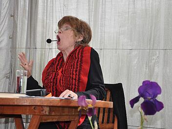 Monica Gruber in Aktion: im Gewächshaus trug sie Kriminalgeschichten vor. Foto: Jacqueline Vera Mihm