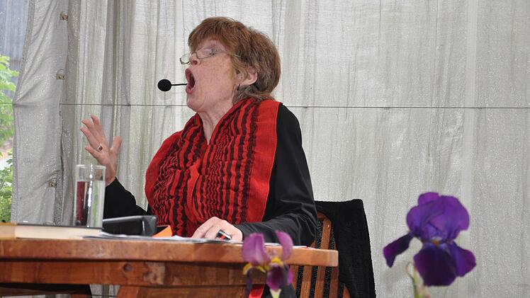 Monica Gruber in Aktion: im Gewächshaus trug sie Kriminalgeschichten vor. Foto: Jacqueline Vera Mihm
