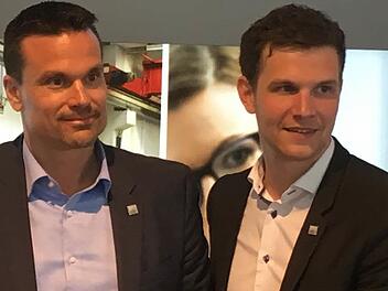 Raoul Korner (links) wurde am Dienstag als neuer Trainer des Basketball-Bundesligisten Medi Bayreuth präsentiert. Rechts der Geschäftsführer Philipp Galewski. Foto: Florian Kirchner