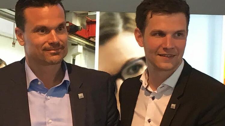 Raoul Korner (links) wurde am Dienstag als neuer Trainer des Basketball-Bundesligisten Medi Bayreuth präsentiert. Rechts der Geschäftsführer Philipp Galewski. Foto: Florian Kirchner