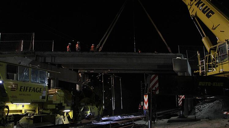 Die Brücke zwischen Kersbach und Baiersdorf wird demontiert. Foto: Josef Hofbauer