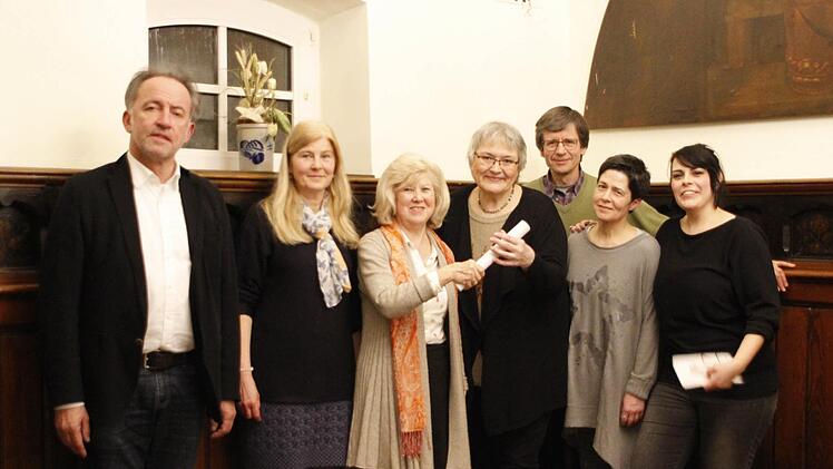 Der Vorstand des Kunstvereins Kulmbachon (von links): Vorsitzender Karl-Heinz Greim, 2. Vorsitzende Cornelia Morsch, die bisherige Kassiererin Annemarie Henning und ihre Nachfolgerin Dana Anders, Franz Hächl (Medien), Claudia Schwarz (Beisitzer) und Schriftführerin Hannah-Katharina Martin. Foto: Klaus Klaschka