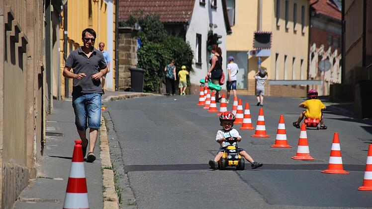 Bobbycar-Rennen in der Lichtenfelser Straße - und der Papa rennt neben dem Filius her...Matthias Einwag