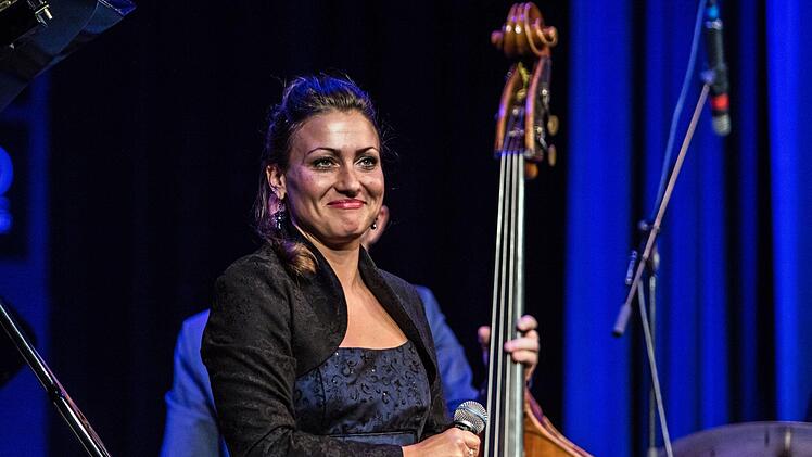 Das Thilo Wolf Quartett mit Thilo Wolf am Flügel, der Sängerin Johanna Iser, dem Kontrabassisten Markus Schieferdecker und dem Schlagzeuger Paul Höchstädter eröffnete die Sonneberger Jazztage.Foto: Jochen Berger