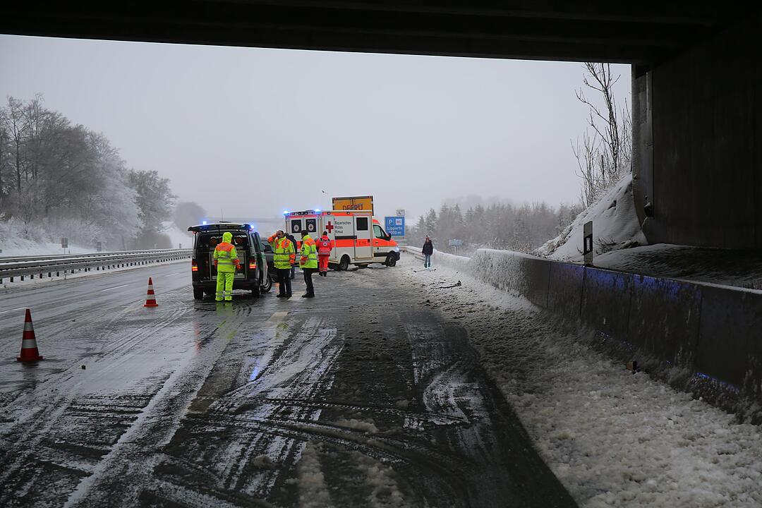 Wintereinbruch in Bayern mit zahlreichen Unfällen