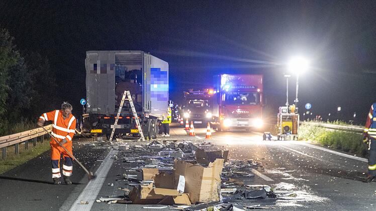 A70 bei Knetzgau: Verlorener Anh&auml;nger l&ouml;st Tr&uuml;mmerfeld aus