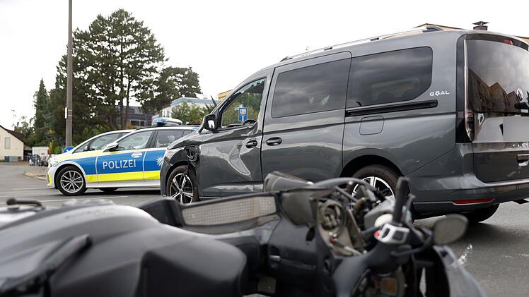 Fürth: Vorfahrt missachtet - Rollerfahrer nach Kollision in Lebensgefahr