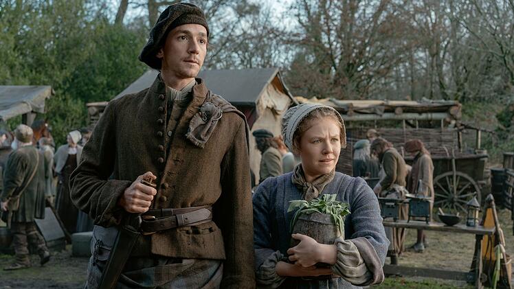 "Outlander"-Fans dürfen sich auf ein Wiedersehen mit vielen alten Bekannten freuen: So trifft der junge Murtagh Fitzgibbons Fraser (Rory Alexander) gleich in der ersten Folge seine Tante Glenna Fitzgibbons (Sally Messham).
