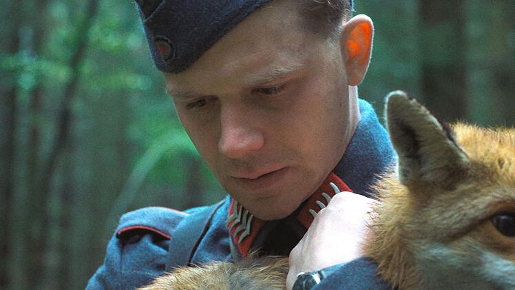 Etwa ein Jahr lang kann nichts Franz (Simon Morz&eacute;) und sein "F&uuml;chserl" trennen. Doch nach dem beendeten Einsatz in Frankreich muss der Soldat eine Entscheidung treffen.