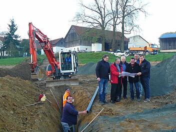 Voll im Gange sind seit dieser Woche die Bauarbeiten für die Wasserversorgung der Ortsteile Tannenwirtshaus, Traindorf und Weidmes über die Trinkwasseranlage des Marktes Marktleugast. Unser Bild zeigt (von rechts) Christian Heiß (IPB), Polier Herbert Fick (ASK), Oberbauleiter Norbert Rödel (ASK), VG-Geschäftsstellenleiter Michael Laaber, Bürgermeister Franz Uome und Geschäftsführer Matthias Ott (IPB) mit Arbeitern der ausführenden Firma. Foto: Klaus-Peter Wulf
