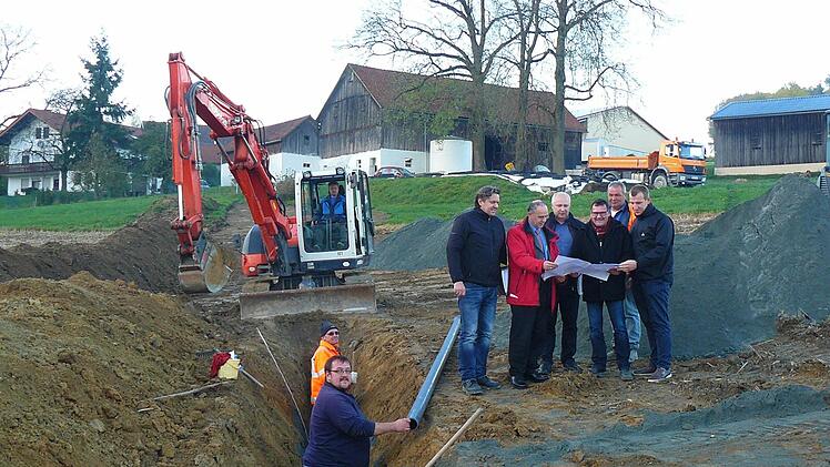 Voll im Gange sind seit dieser Woche die Bauarbeiten für die Wasserversorgung der Ortsteile Tannenwirtshaus, Traindorf und Weidmes über die Trinkwasseranlage des Marktes Marktleugast. Unser Bild zeigt (von rechts) Christian Heiß (IPB), Polier Herbert Fick (ASK), Oberbauleiter Norbert Rödel (ASK), VG-Geschäftsstellenleiter Michael Laaber, Bürgermeister Franz Uome und Geschäftsführer Matthias Ott (IPB) mit Arbeitern der ausführenden Firma. Foto: Klaus-Peter Wulf