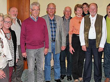 Zahlreiche Mitglieder des Rhönklub-Zweigvereins Münnerstadt wurden geehrt. Neuer Vorsitzender ist Egbert Haut (3. von links). Zum Ehrenmitglied wurde Dorothee Hanshans (5. von rechts) ernannt. Foto: Dieter Britz