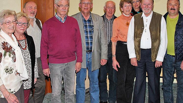 Zahlreiche Mitglieder des Rhönklub-Zweigvereins Münnerstadt wurden geehrt. Neuer Vorsitzender ist Egbert Haut (3. von links). Zum Ehrenmitglied wurde Dorothee Hanshans (5. von rechts) ernannt. Foto: Dieter Britz