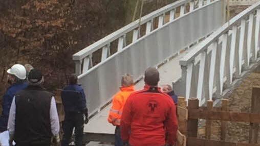 Einbau der neuen Brücke an der Lebenshilfe. Foto: Klaus Friesleben