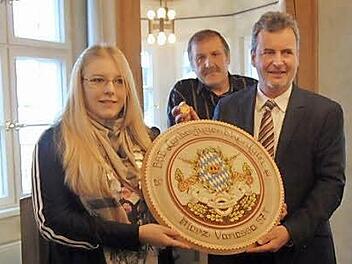 Den Neujahrsempfang nutzte Bürgermeister Hans-Jürgen Nekolla (rechts), um Vanessa Merz und ihre sportlichen Leistungen als Schützin zu würdigen. Foto: Petra Malbrich