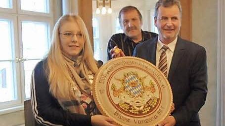 Den Neujahrsempfang nutzte Bürgermeister Hans-Jürgen Nekolla (rechts), um Vanessa Merz und ihre sportlichen Leistungen als Schützin zu würdigen. Foto: Petra Malbrich