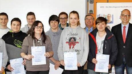 Schulleiter Thomas Kaiser (rechts), DHV-Bezirksvorsitzender Willi Kaiser (Vierter von links), Zweite B&uuml;rgermeisterin Sabine Rie&szlig;ner (links) und Landrat Christian Mei&szlig;ner (Zweiter von rechts) gratulierten den Jugendlichen zu ihren Ergebnissen im Berufswettkampf.  Foto: Gerda V&ouml;lk
