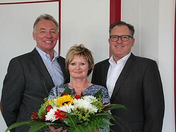 Geschäftsführer Walter Graf (links) und Geschäftsführer Peter Mayr (rechts) gratulierten Gabi Staudt.  Foto: Doris Bauer