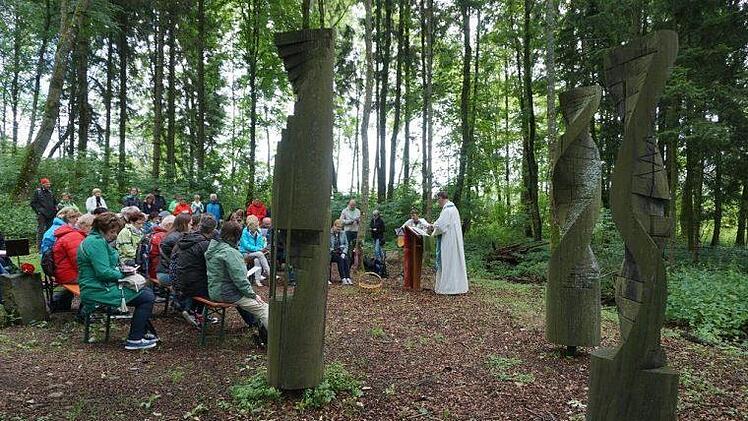 Jede Person ist unverwechselbar und einmalig, das stellte Diakon Wolfgang Dömling bei einem Experiment in dem Wortgottesdienst anlässlich zehn Jahre Franziskusweg unter Beweis. Foto: Marion Eckert