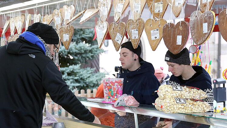Süßigkeiten, Popcorn und Lebkuchen-Herzen gehen immer, auch beim Markttag  auf dem Marktplatz und in der Veit-Stoß-Straße. Zwar waren weniger Händler als im Sommer gekommen, aber die Besucher freuten sich trotzdem, dass in der Stadt etwas geboten wurde. Foto: Dieter Britz