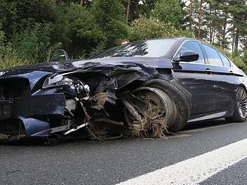 Der BMW wurde bei dem Unfall v&ouml;llig demoliert. Foto: News5/Merzbach